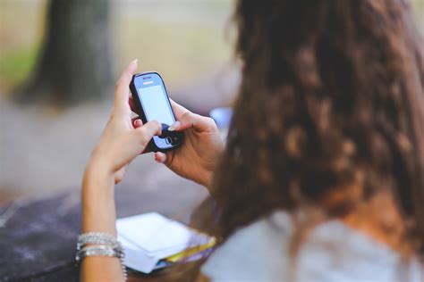 Bildet mobil hånd typing person mennesker pike kvinne