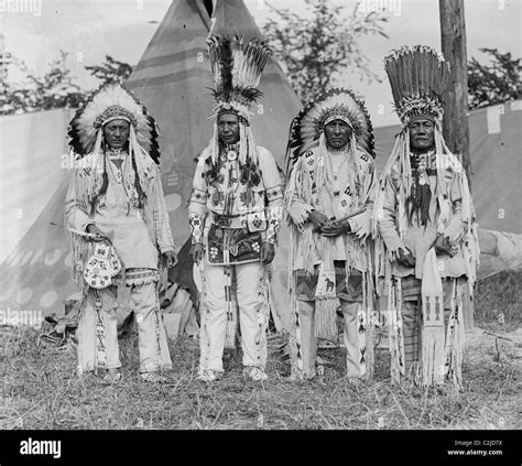 Native american indian chief headdress hi-res stock photography and images - Alamy