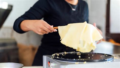 On fait sauter les crêpes pour la Chandeleur ici