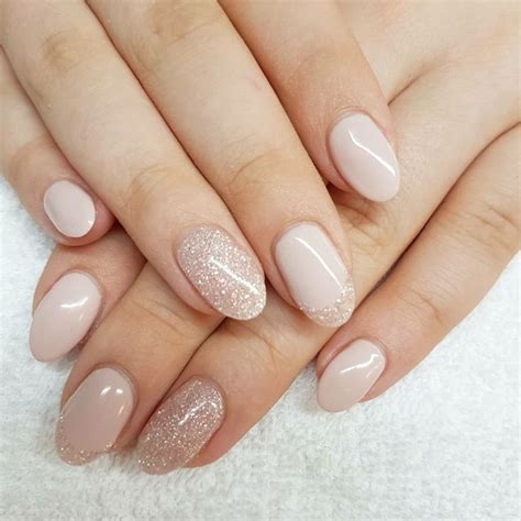 Mani Dal Look Naturale Con Uno Smalto Nude E Anulare Decorato Con Dei