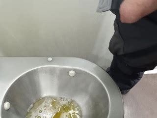 在火车上的公共厕所里撒尿 Pornhub Gay