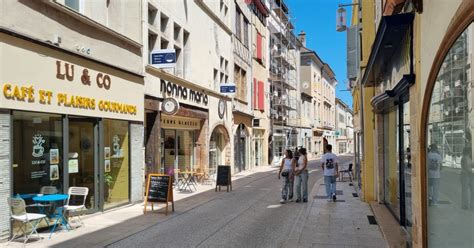 Mâcon Les commerces se réapproprient la rue Philibert Laguiche