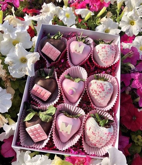 Top 102 Pictures Chocolate Covered Strawberries In A Heart Box Updated