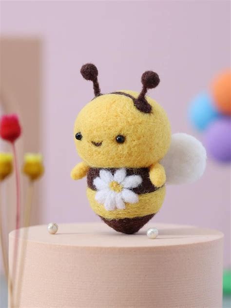 1pc Bee Shaped Wool Felt Poke Material Kit Needle Felting Kits