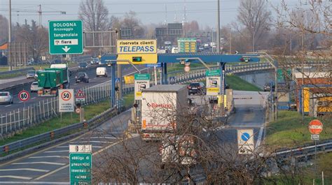 Bologna Rapine Ai Casellanti Nella Banda Anche Un Ex Dipendente Di