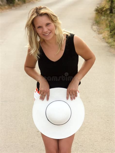 La Fille Blonde Couvre Ses Pattes De Chapeau Blanc Photo Stock Image Du Blonde Verticales