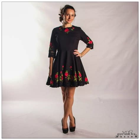 Темно-синее платье D&G с широкой юбкой клеш имеет приталенный силуэт ...