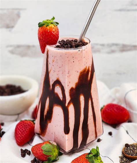 Chocolate Covered Strawberry Smoothie - Beautiful Eats & Things