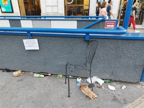 Cartello alla metro Bologna Questa non è una discarica E accanto