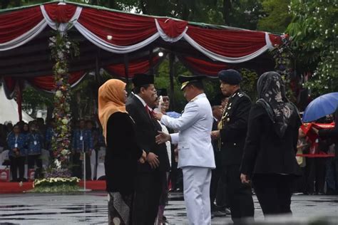 Jokowi Berikan Penghargaan Satyalancana Karya Bhakti Praja Nugraha