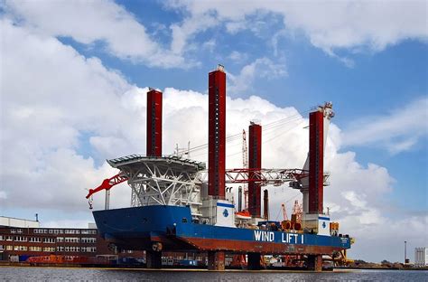 wind turbine installation ships    breed  vessel