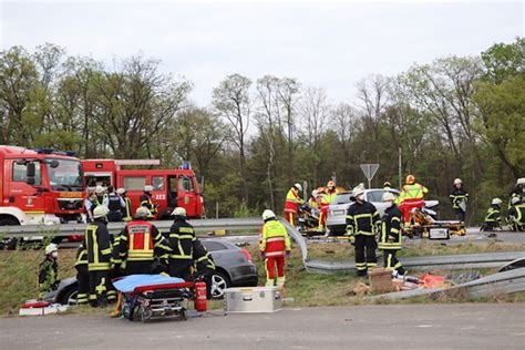 Erftstadt Weilerswist Schwerer Unfall Im Kreuzungsbereich Fordert Drei