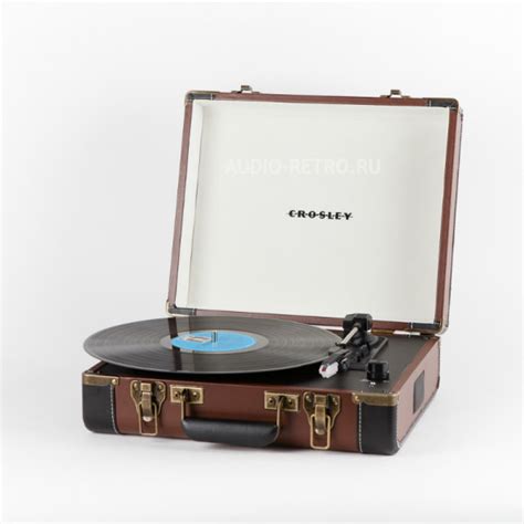 Современный патефон Crosley Executive CR6019A в кожаном чемодане