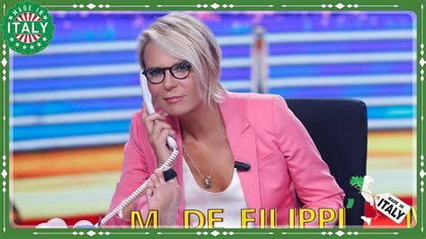 Maria De Filippi Volano Stracci In Diretta Televisiva La Conduttrice