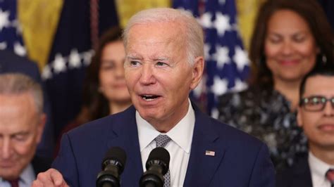 Weißes Haus verteidigt Joe Biden wegen Erstarren auf Bühne Wir sehen