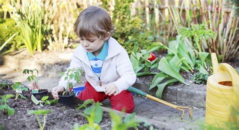 Initier Son Enfant Au Jardinage Jardinage Conseils Fr