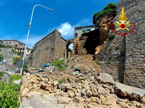 Un Mese Fa Il Crollo Delle Mura Di Volterra Pepi Fondazione Crv