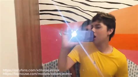 Un jeune garçon gay magnifique se fait baiser sans capote par son voisin hétéro et il éjacule