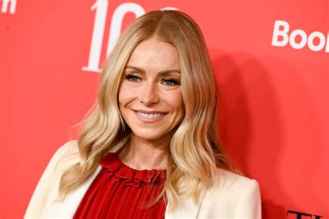 Kelly Ripa 53 Stirs Up Buzz As Users Notice Her Cheeks Are Melting