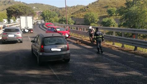 Tangenziale Di Messina Carambola Di Auto Feriti Lievi E Rallentamenti