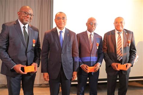 C R Monie De D Coration Des Membres De Lasaci Le Ministre Adama