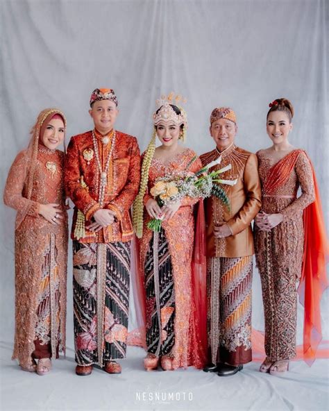 9 Inspirasi Kebaya Seragam Keluarga Untuk Foto Kompak