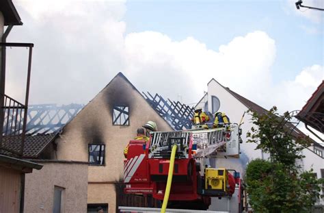 Feuer In Scheune Bringt Teile Des Daches Zum Einsturz