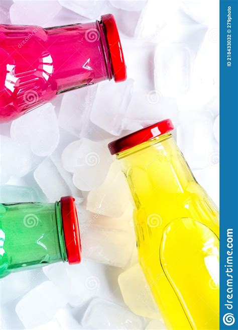 Boissons Aux Fruits Dans Des Bouteilles En Plastique Color Es Avec