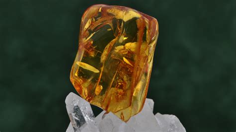 Amber Healing Crystal Meaning: 5 Best Metaphysical Uses