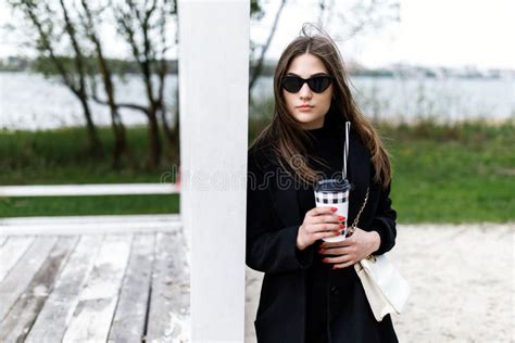 Das Junge Hübsche Brunette Mädchen Verbringt Zeit Allein Auf Dem Strand am See Frühling