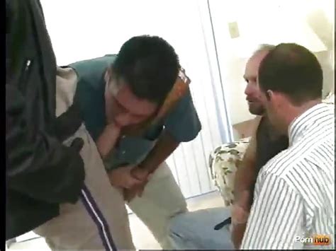 Sexy policía gay disfrutando de un hardcore gangbang Pichaloca