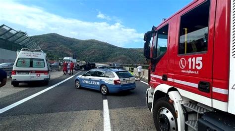 Brolo Incidente In Autostrada Muoiono Marito E Moglie Le Due Figlie