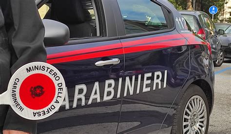 Si Lancia All Inseguimento Dei Ladri Incidente Per L Auto Dei Carabinieri