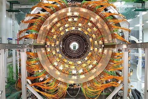 Les Seigneurs Des Anneaux Du Cern Face Aux Mystères De Lunivers À