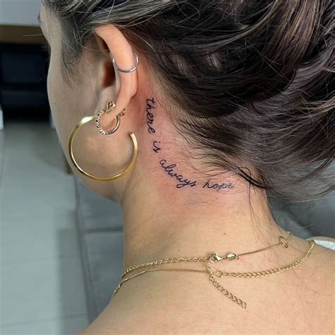 Tatuagem No Pescoço Feminina Escrita Grande - Tatuagem No Pescoco Feminina