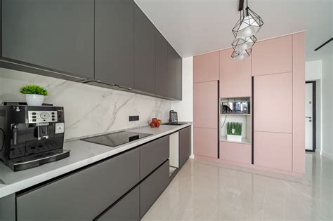 Серая матовая кухня с матовым розовым шкафом-пеналом, крашенные фасады ...