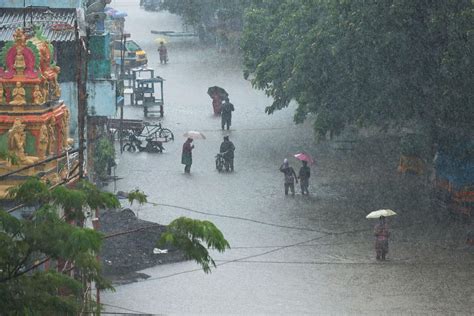 Rain Lashes Tamil Nadu 2 Killed In Record Downpour In Chennai Rediff