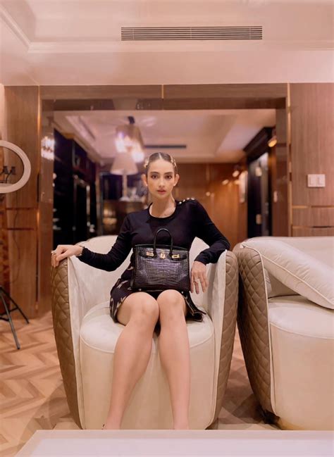 Phú bà Đồng Nai tuổi trẻ như hot girl sống trong biệt thự trăm tỷ Hóa ra là mẹ chồng