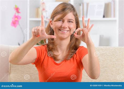 Femme Sourde Se Servant De La Langue Des Signes Image Stock Image Du