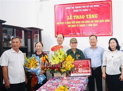 Phó Bí thư Thành ủy TPHCM Nguyễn Hồ Hải trao Huy hiệu 75 tuổi Đảng cho