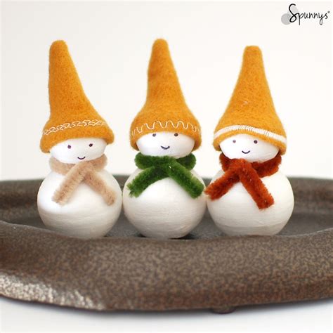 DIY Christmas decorations: homemade snowman ornaments • SPUNNYS