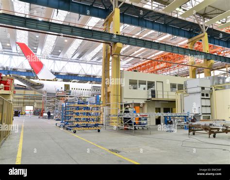 Airplane construction hangar hi-res stock photography and images - Alamy