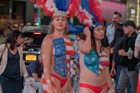 Nueva York Estados Unidos De Mayo De Chicas Desnudas Con