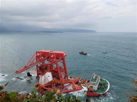 陸籍貨輪「鈺洲啟航」擱淺野柳岬 風浪仍強無法抽油 生活 中時