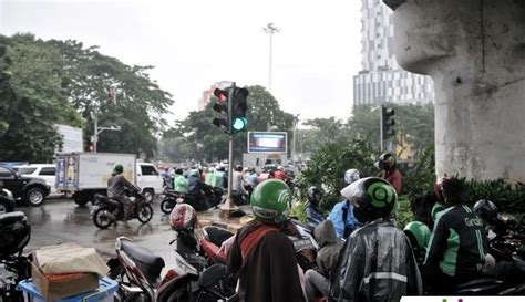 Potret Pemotor Berteduh Di Bawah Flyover Potensi Penyebaran Virus