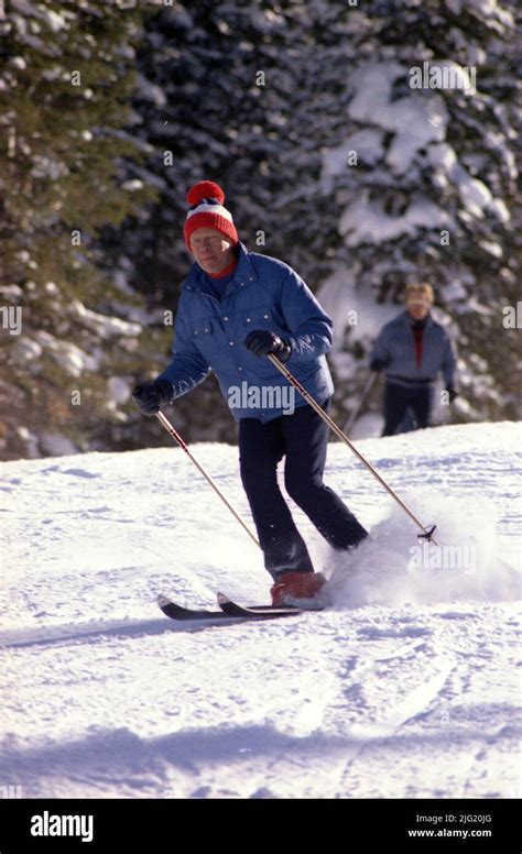 President Ford skiing at Vail, CO. December 1974 Stock Photo - Alamy