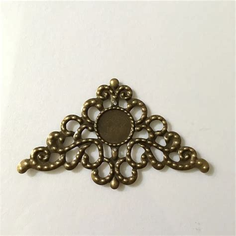 30 tom de bronze filigrana triângulo cabochão configuração envolve