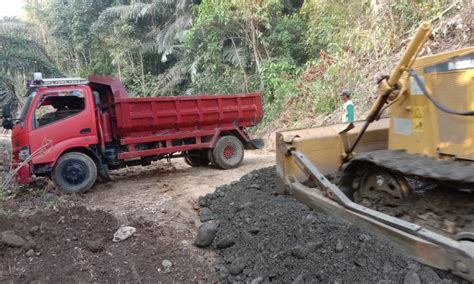 Penghamparan Sirtu Di Jalan Poros Karebosi Paraja Desa Kalempang