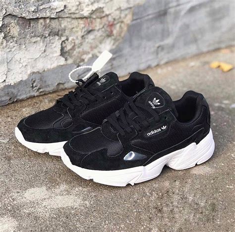 Купить Adidas Falcon черные с белым в шоуруме СПб