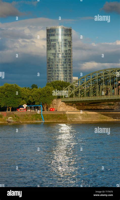 Koeln Triangle Hohenzollernbruecke Rhein Deutz Koeln Nordrhein